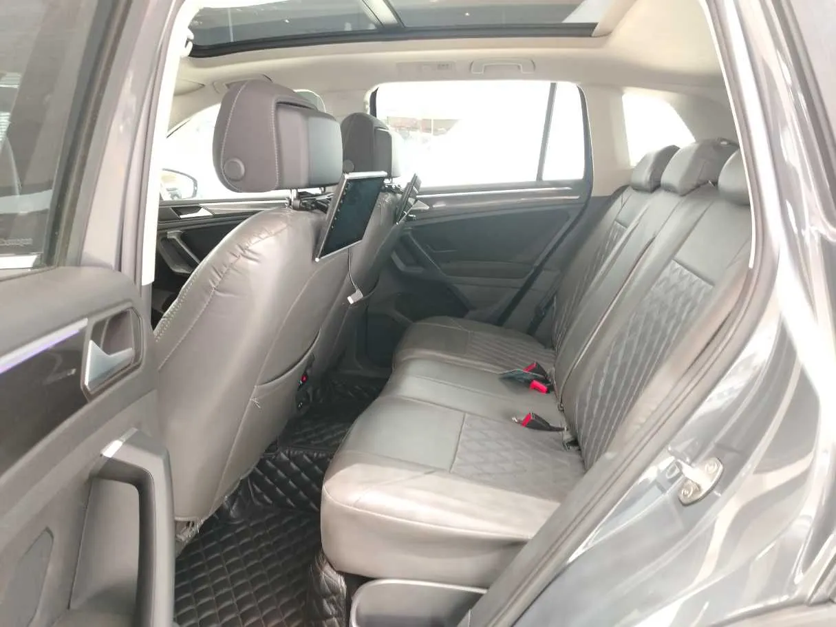 Car image 19