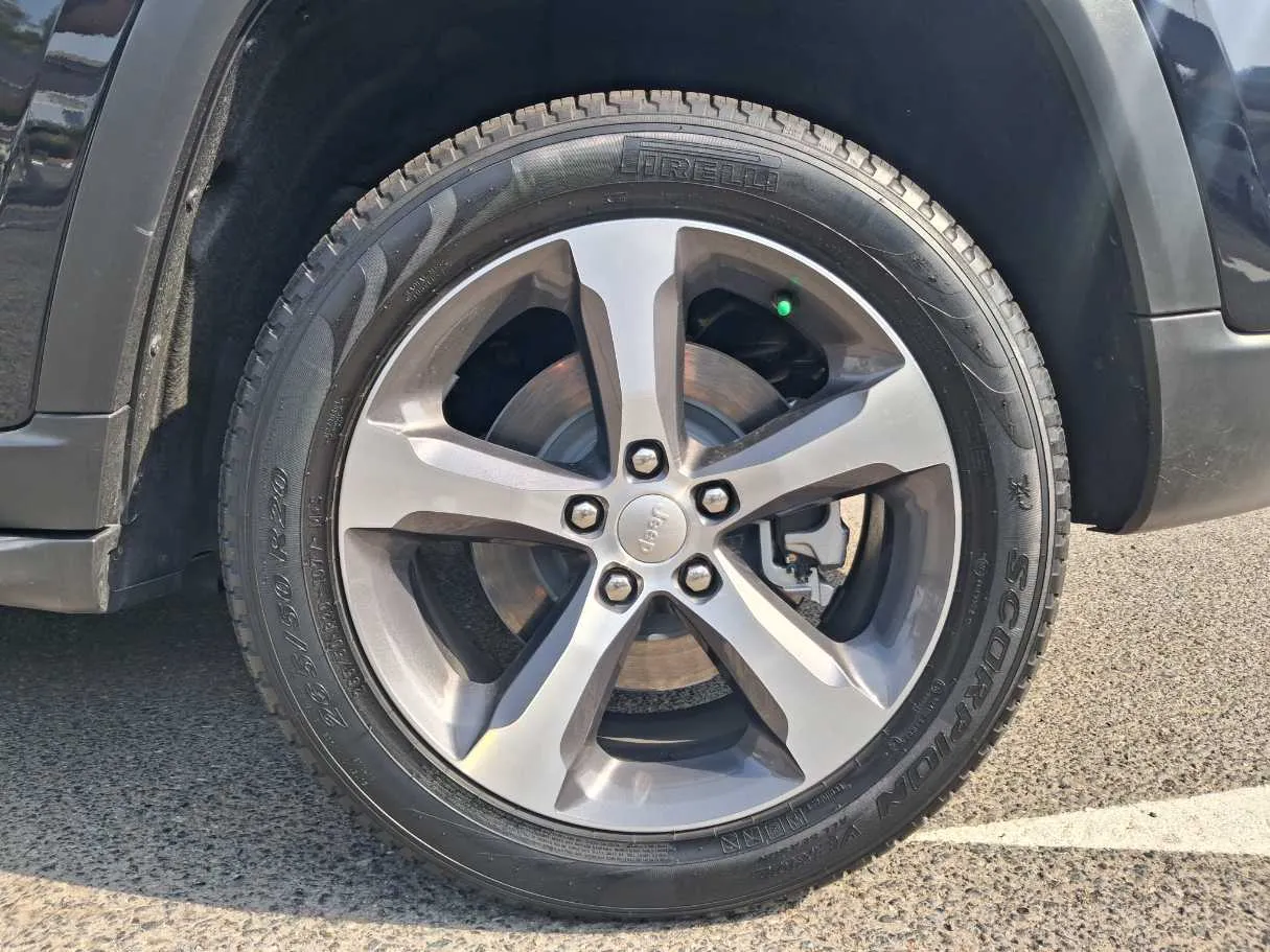 Car image 9