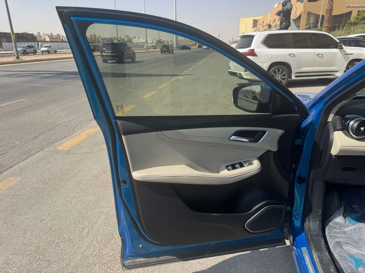 Car image 10