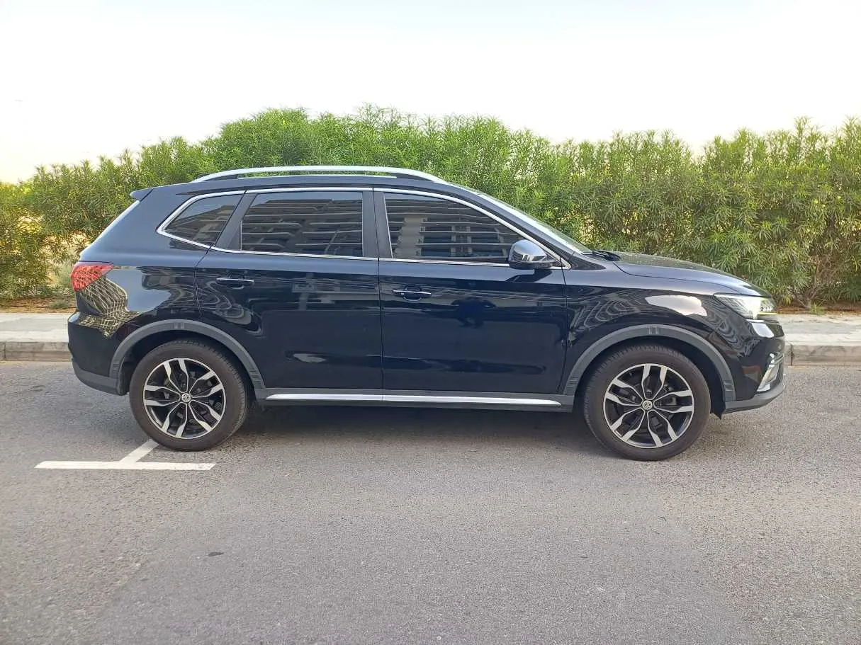 Car image 4