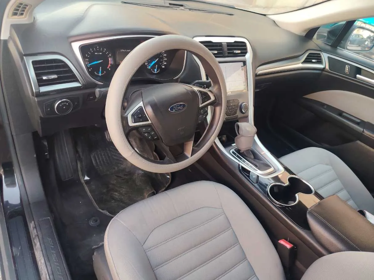 Car image 12