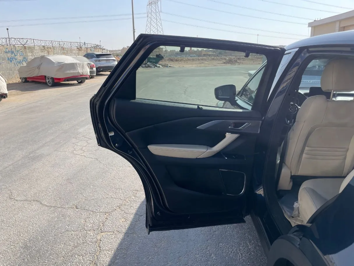 Car image 14