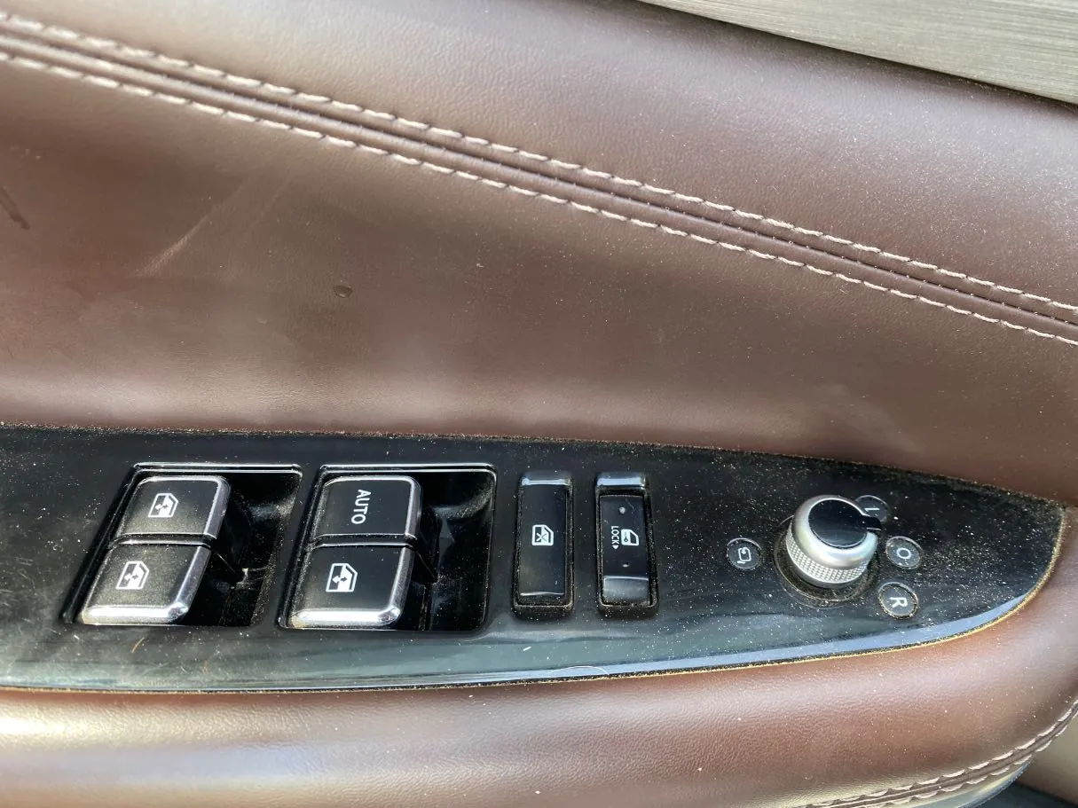 Car image 26