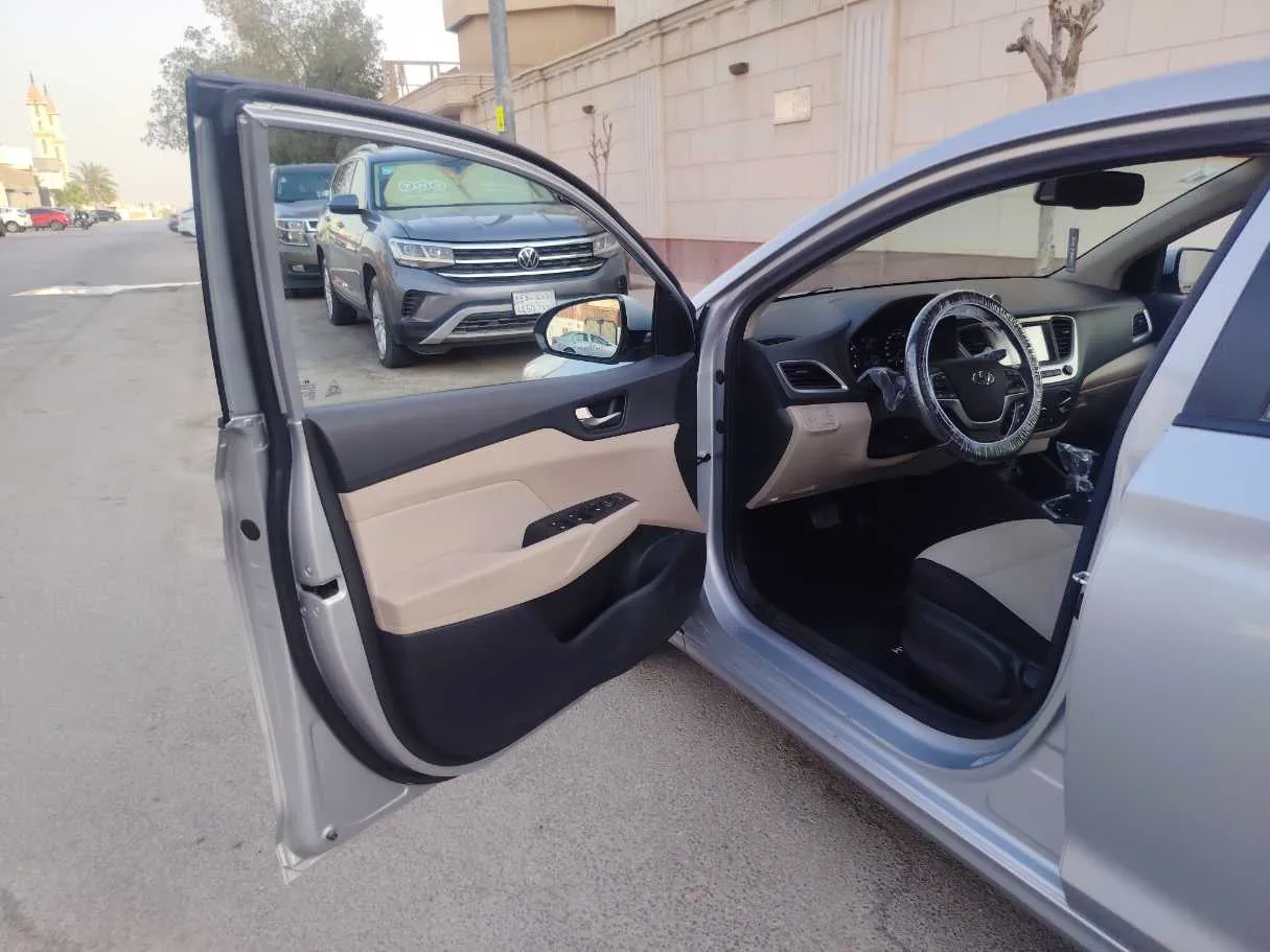 Car image 11