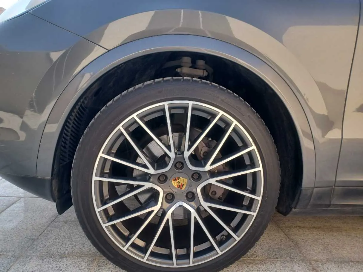 Car image 9