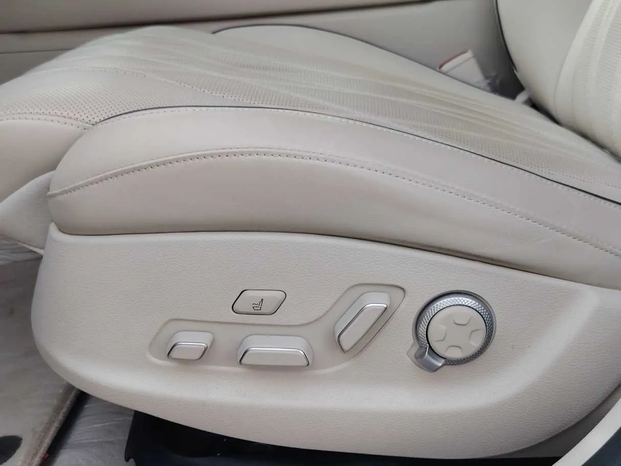 Car image 35