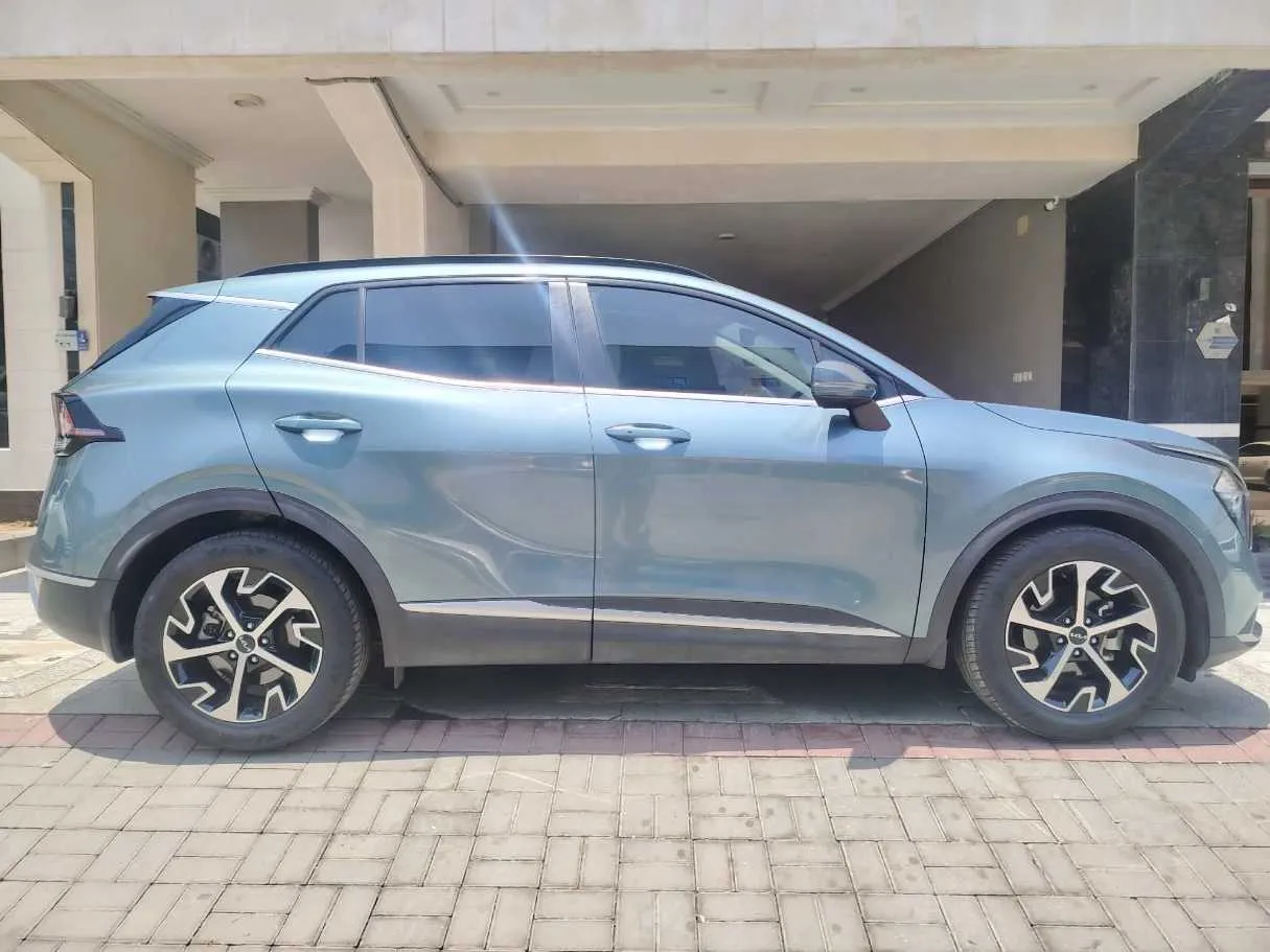 Car image 4
