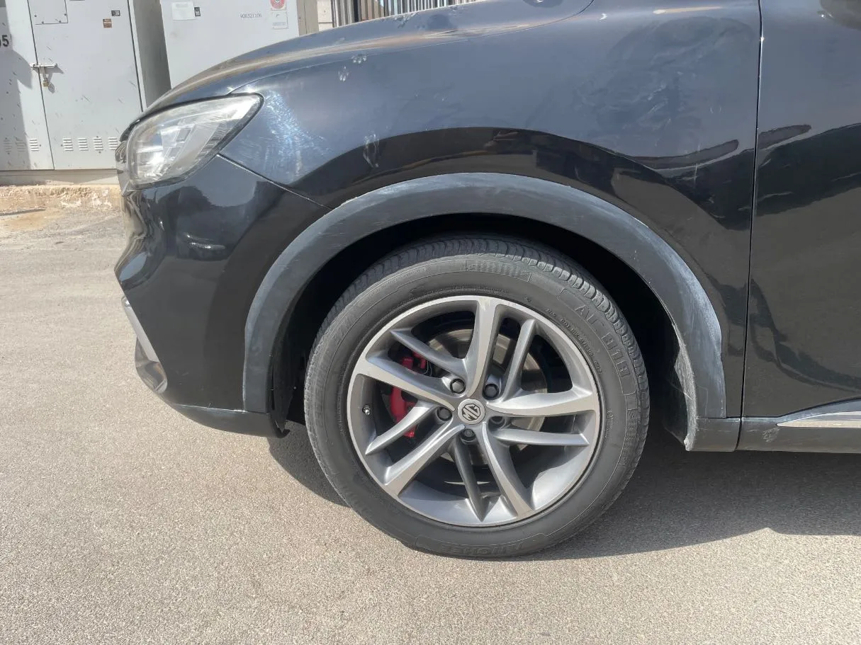 Car image 9