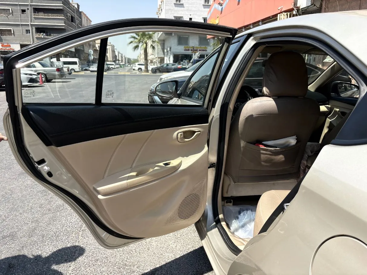 Car image 14