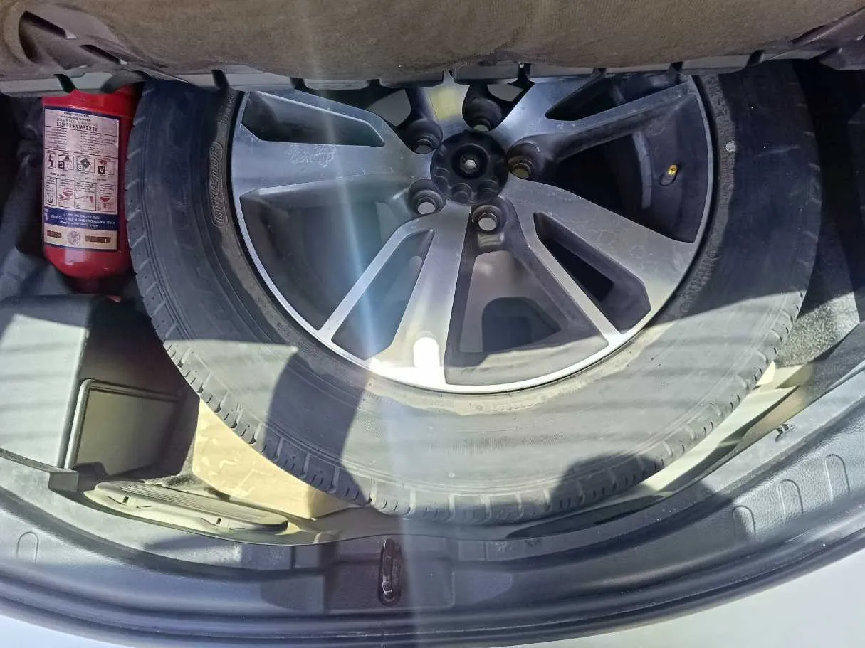 Car image 28