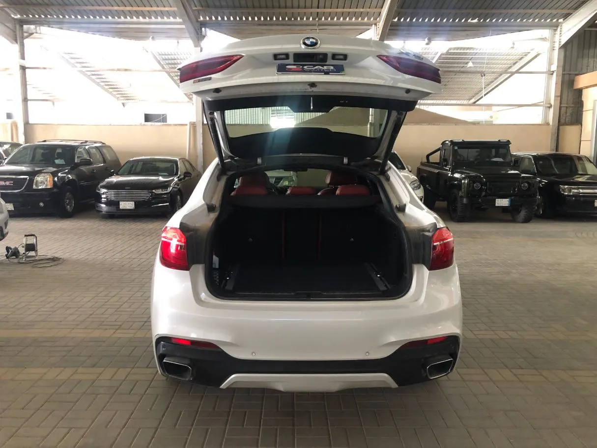 Car image 19