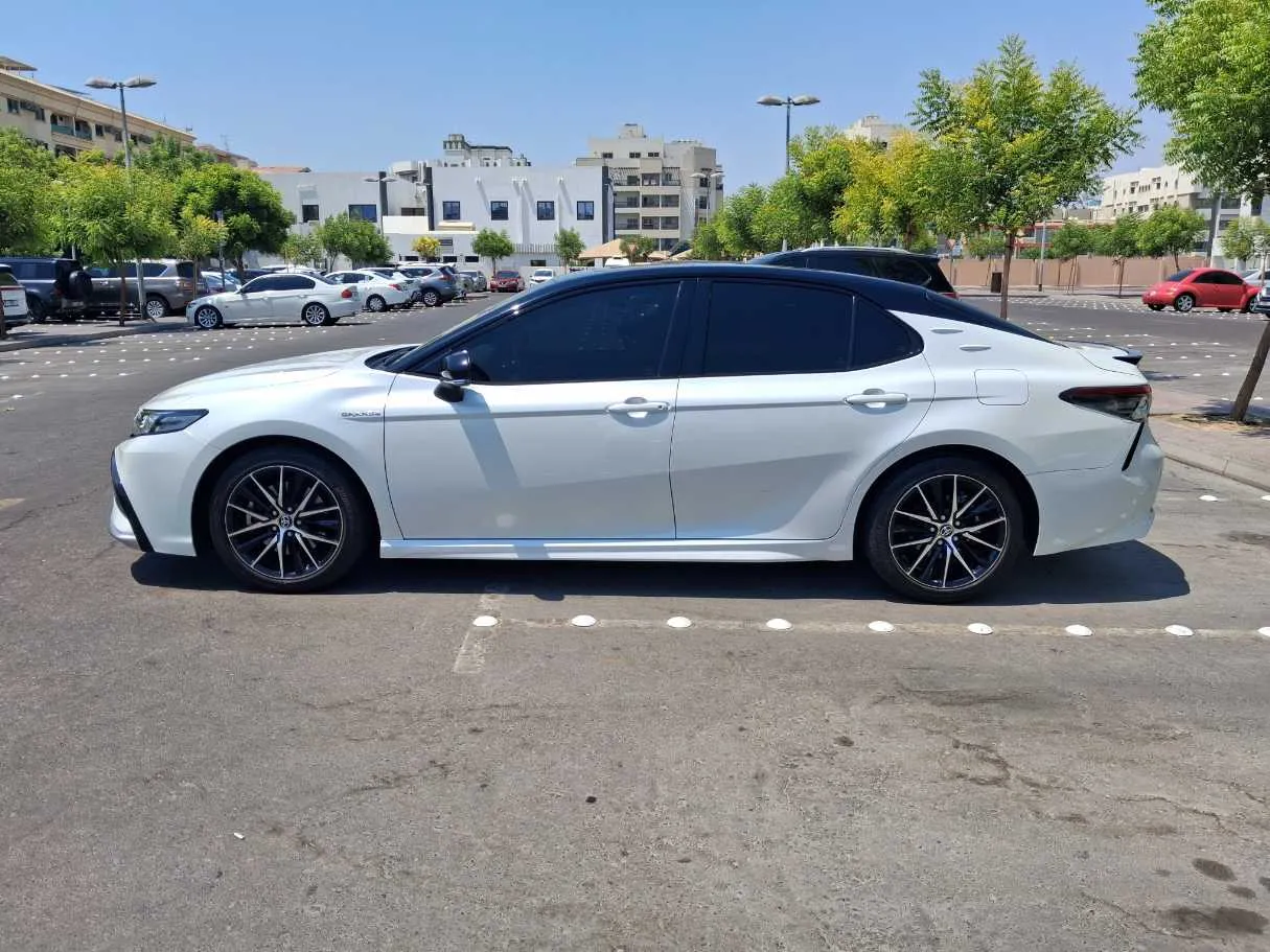 Car image 4