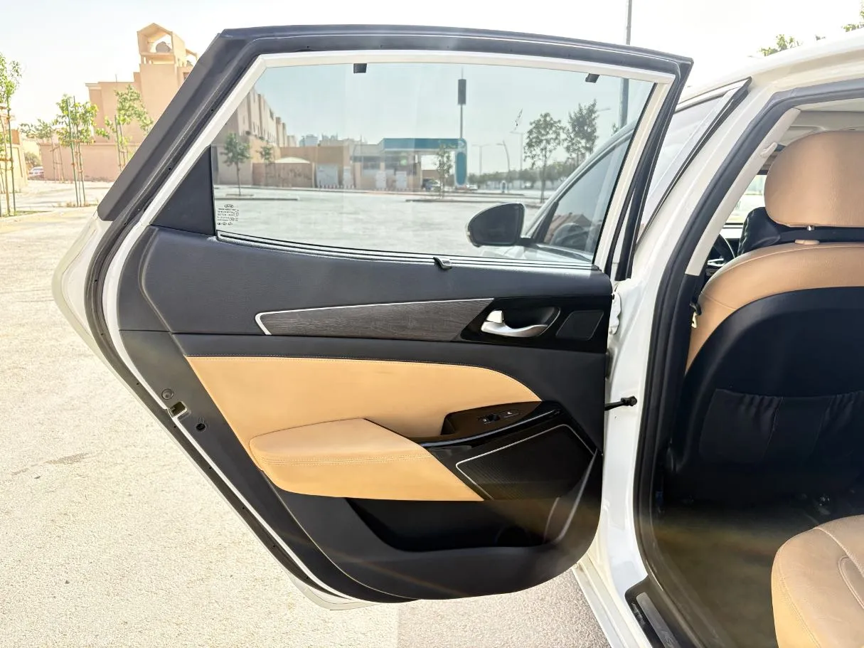 Car image 14