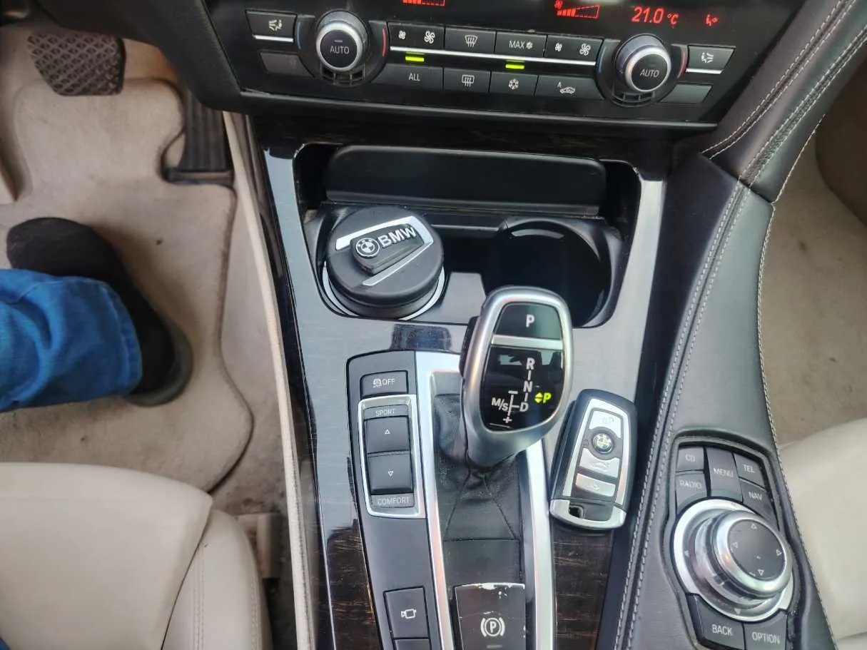 Car image 18