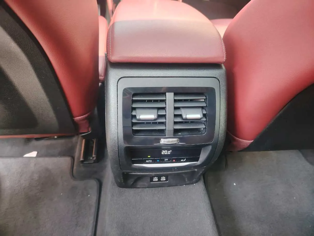 Car image 40