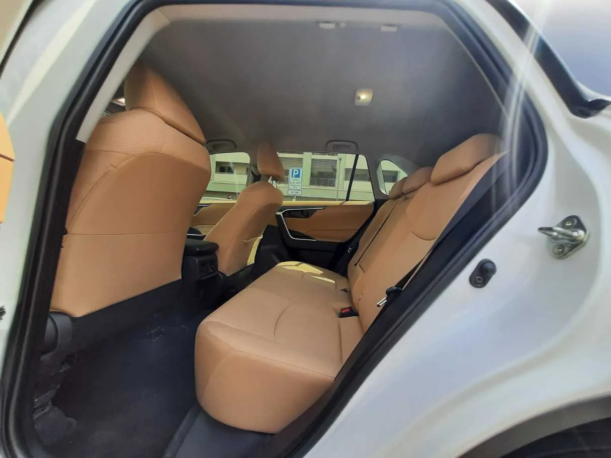 Car image 13