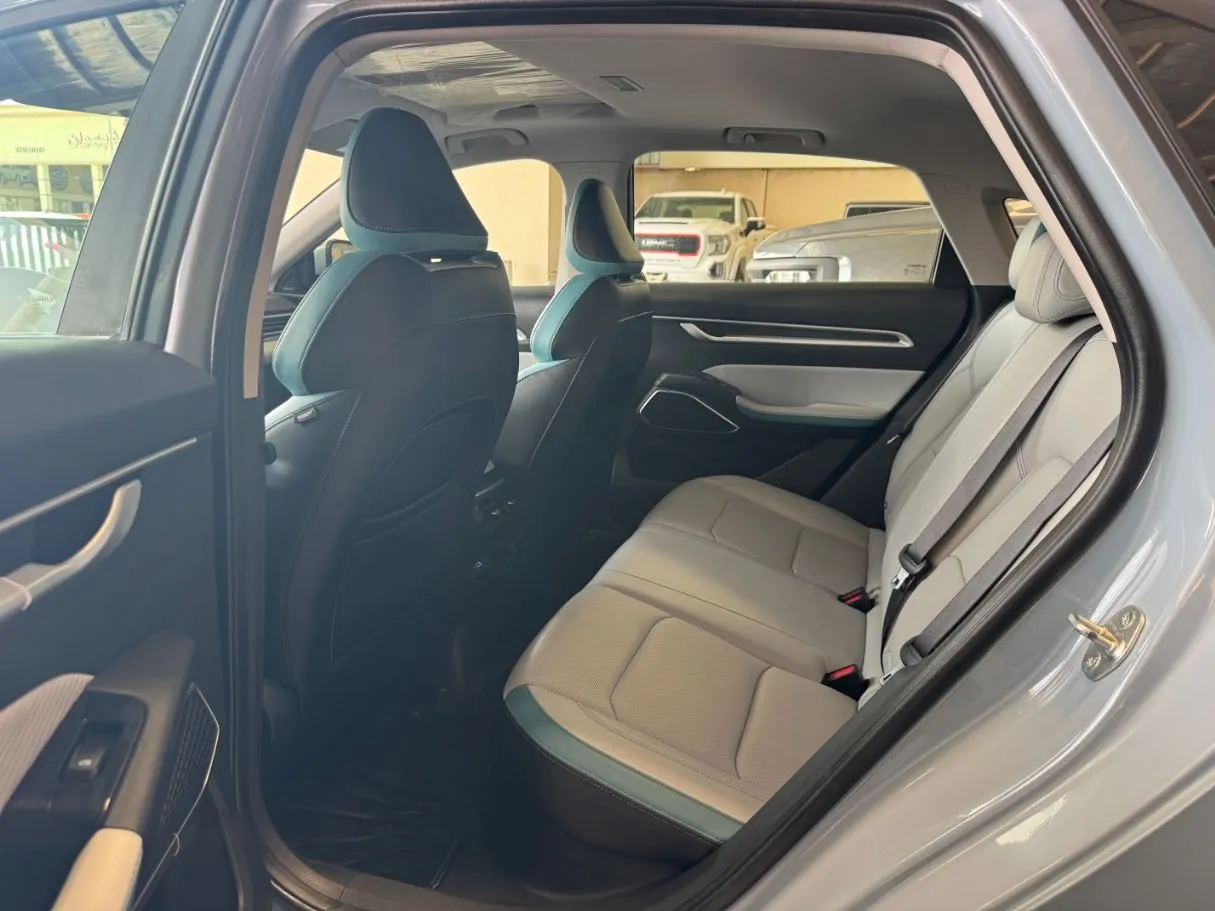 Car image 16
