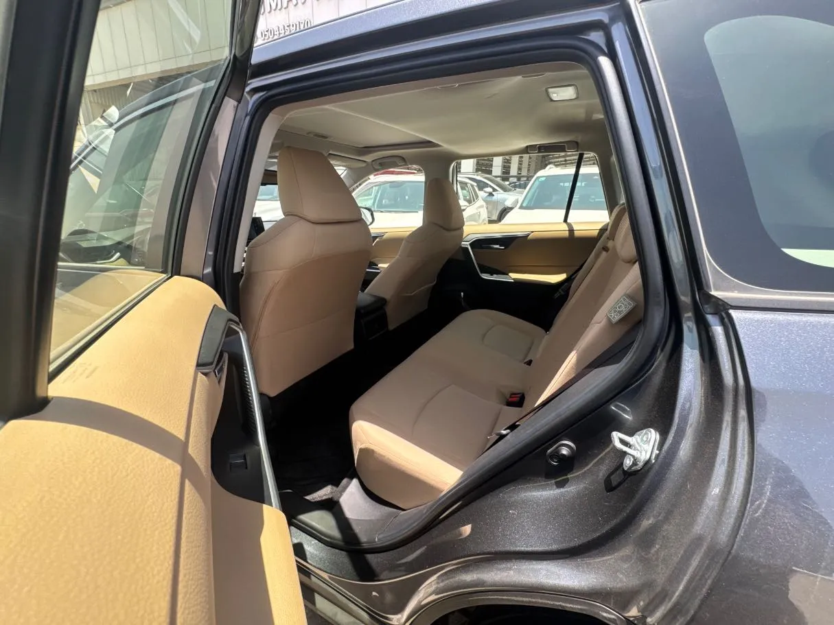 Car image 16
