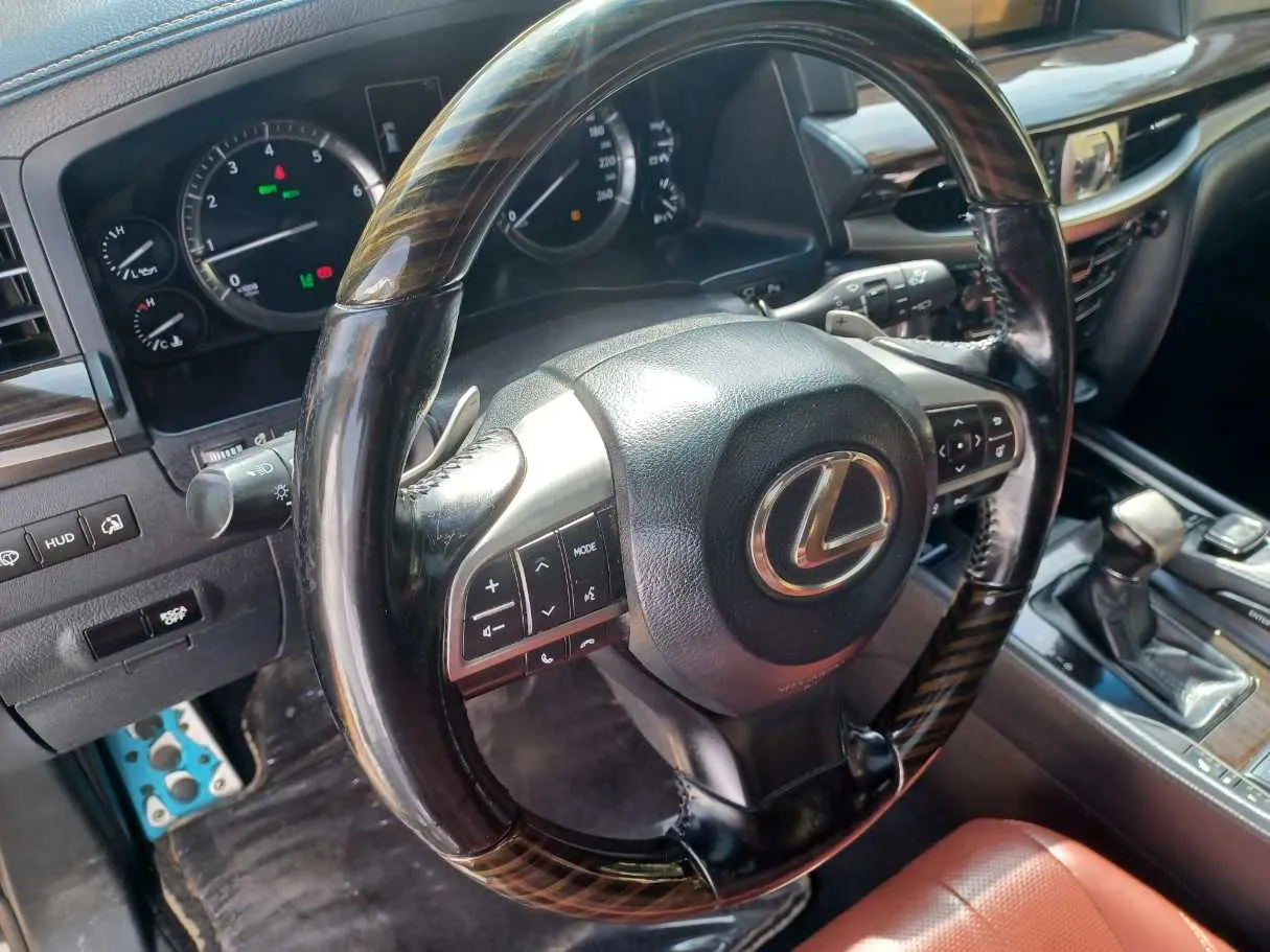 Car image 19