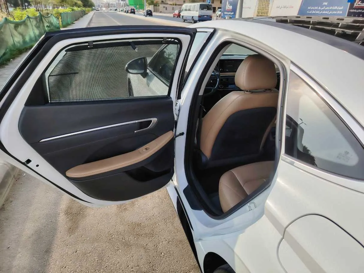 Car image 17