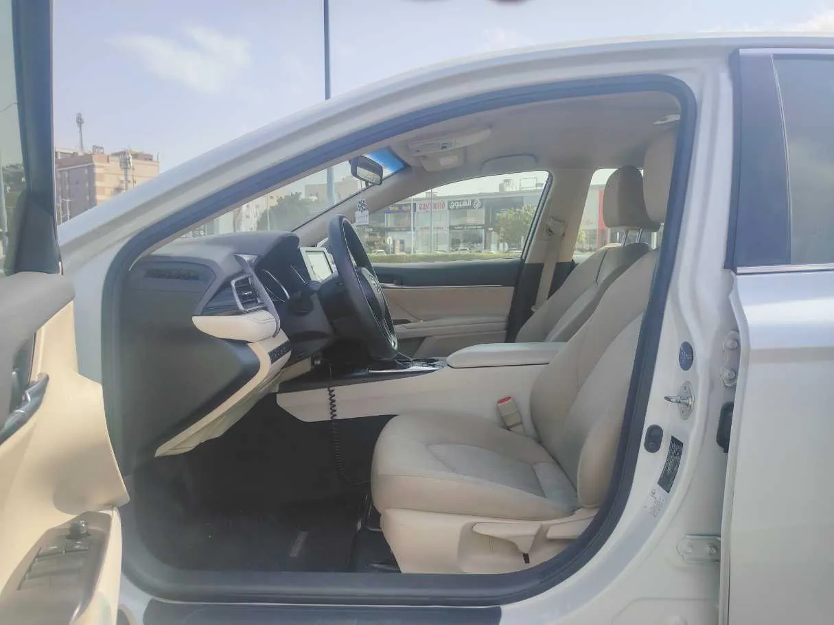 Car image 12