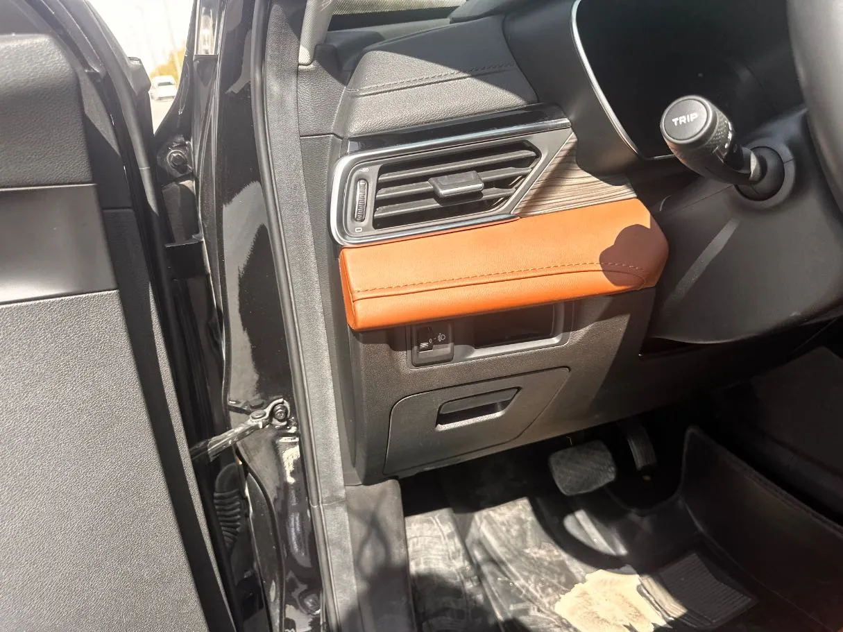 Car image 26