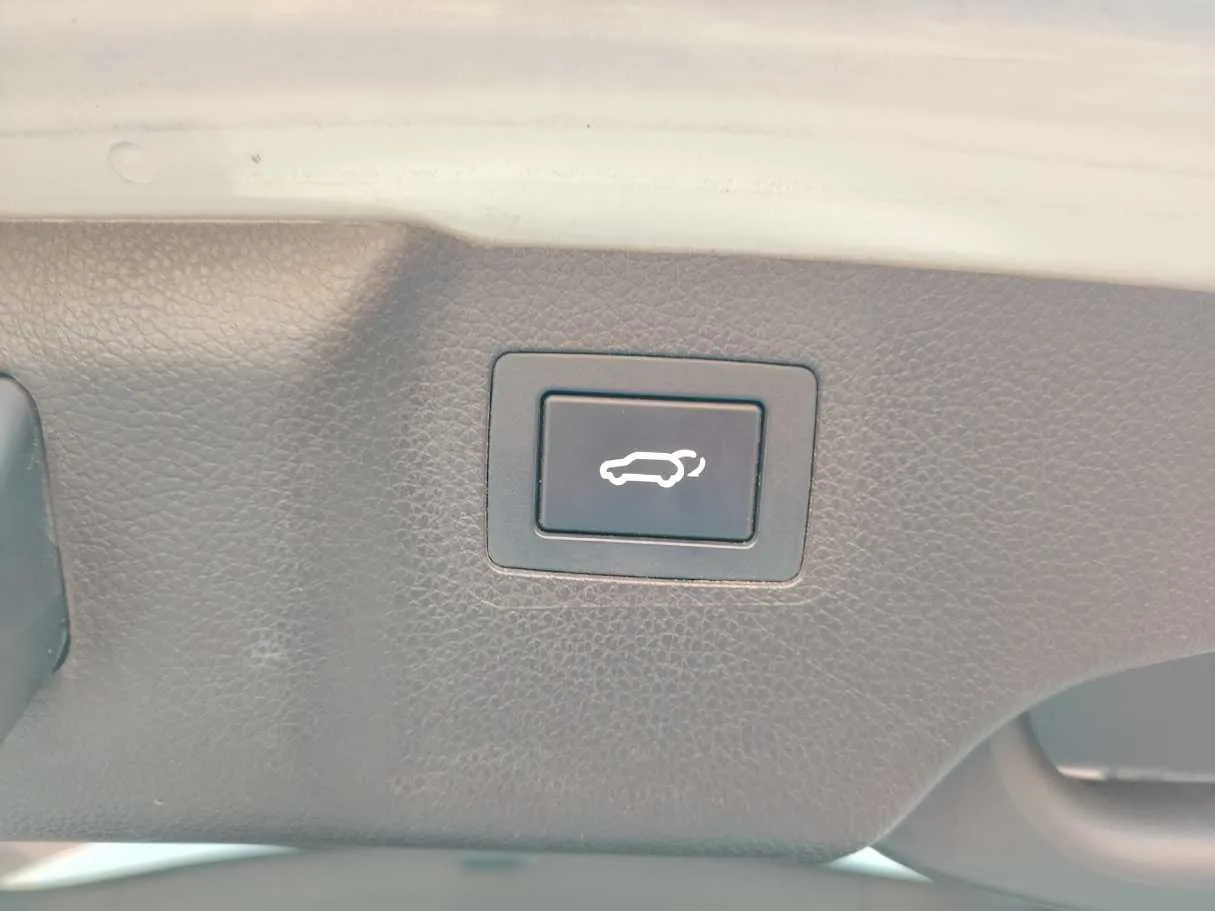 Car image 40