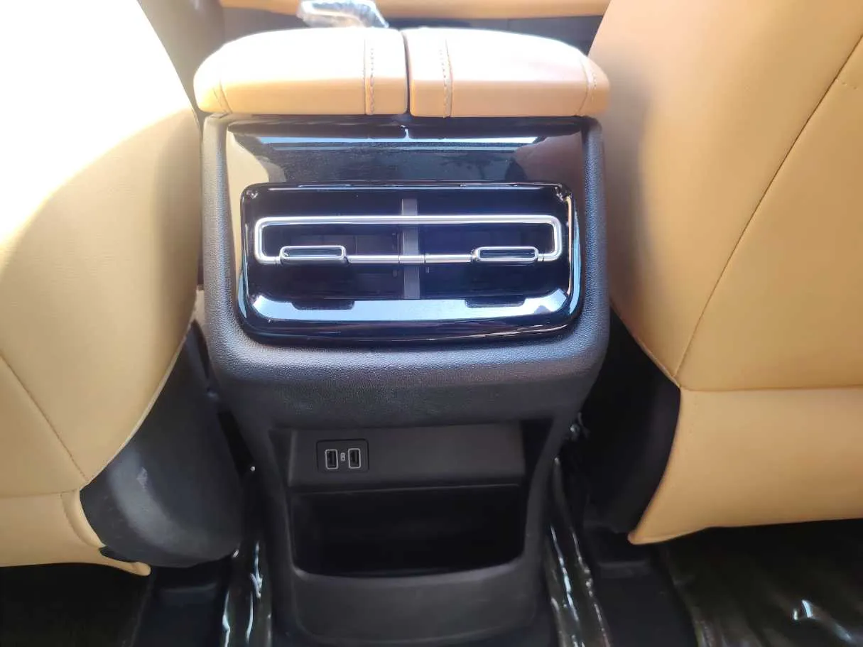 Car image 28