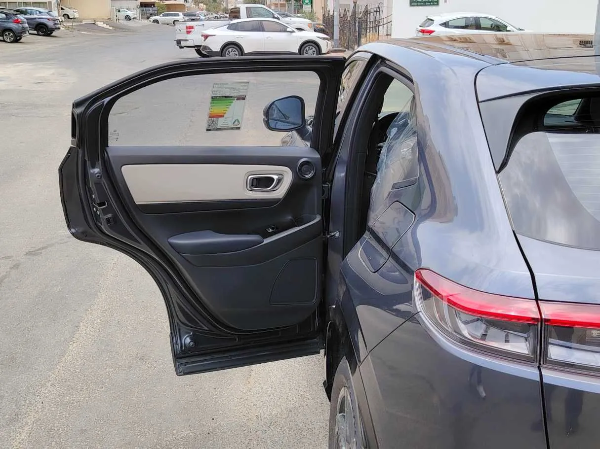 Car image 14