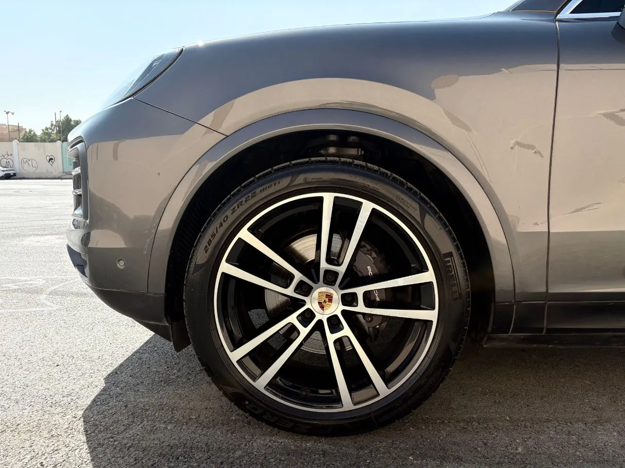 Car image 9