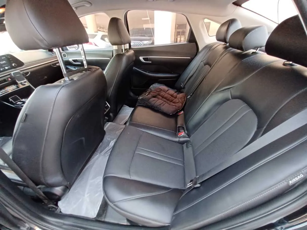 Car image 11