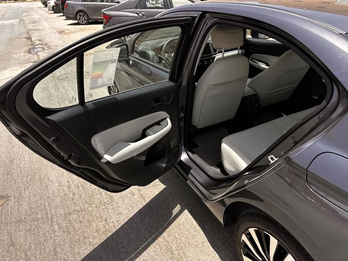 Car image 13