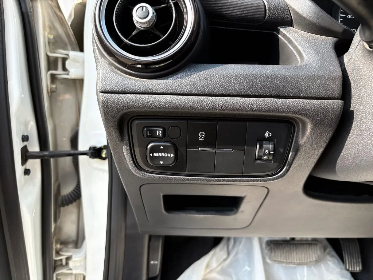 Car image 24