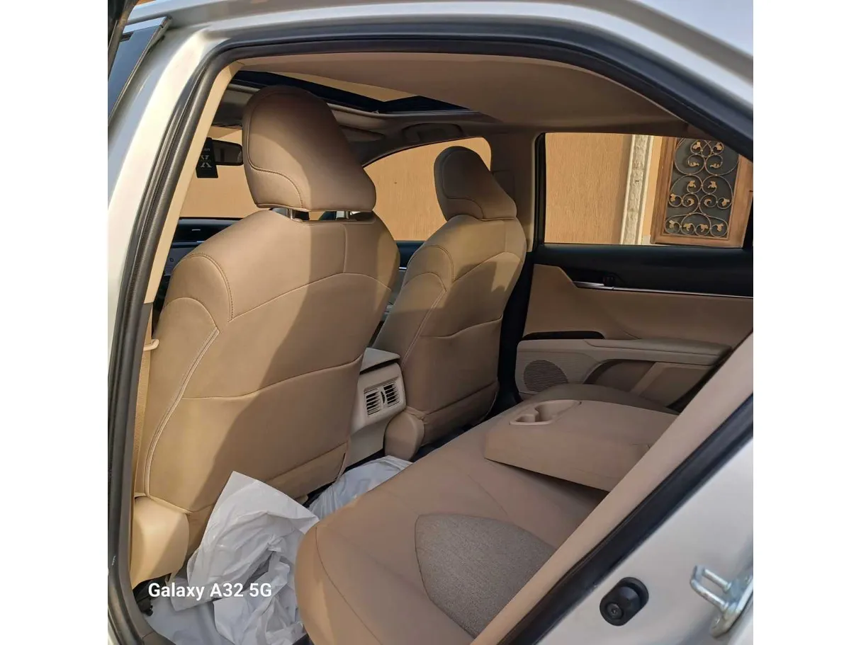 Car image 19