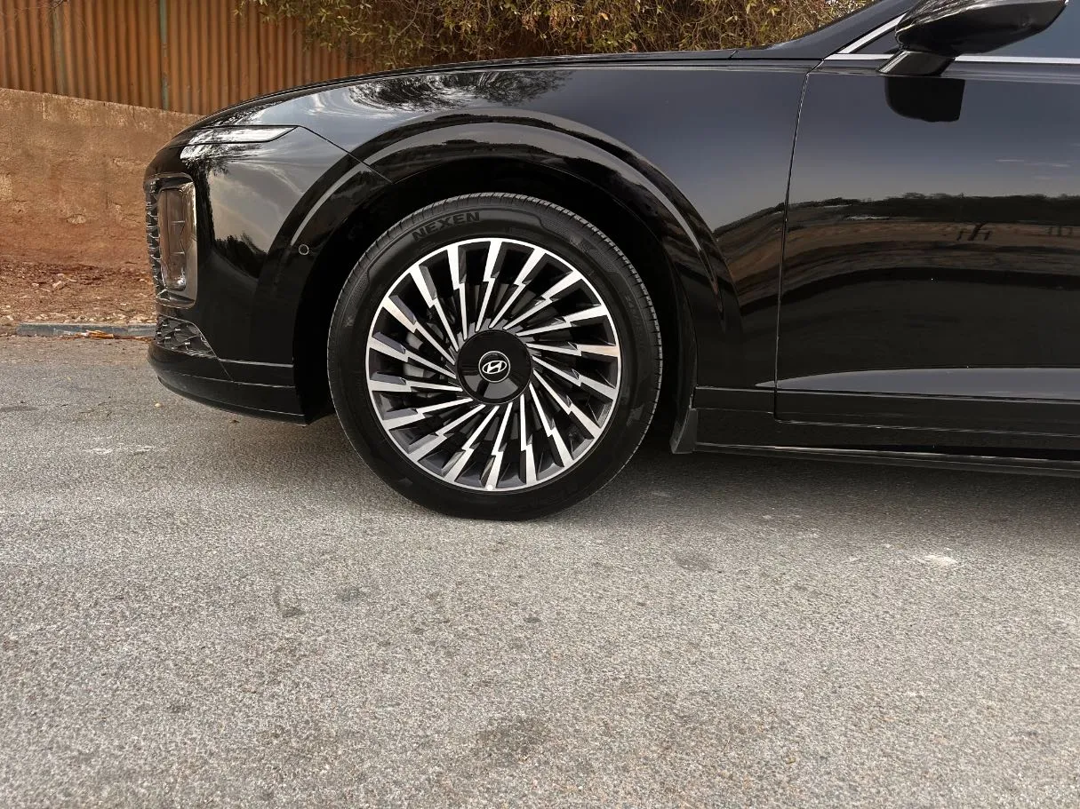 Car image 9