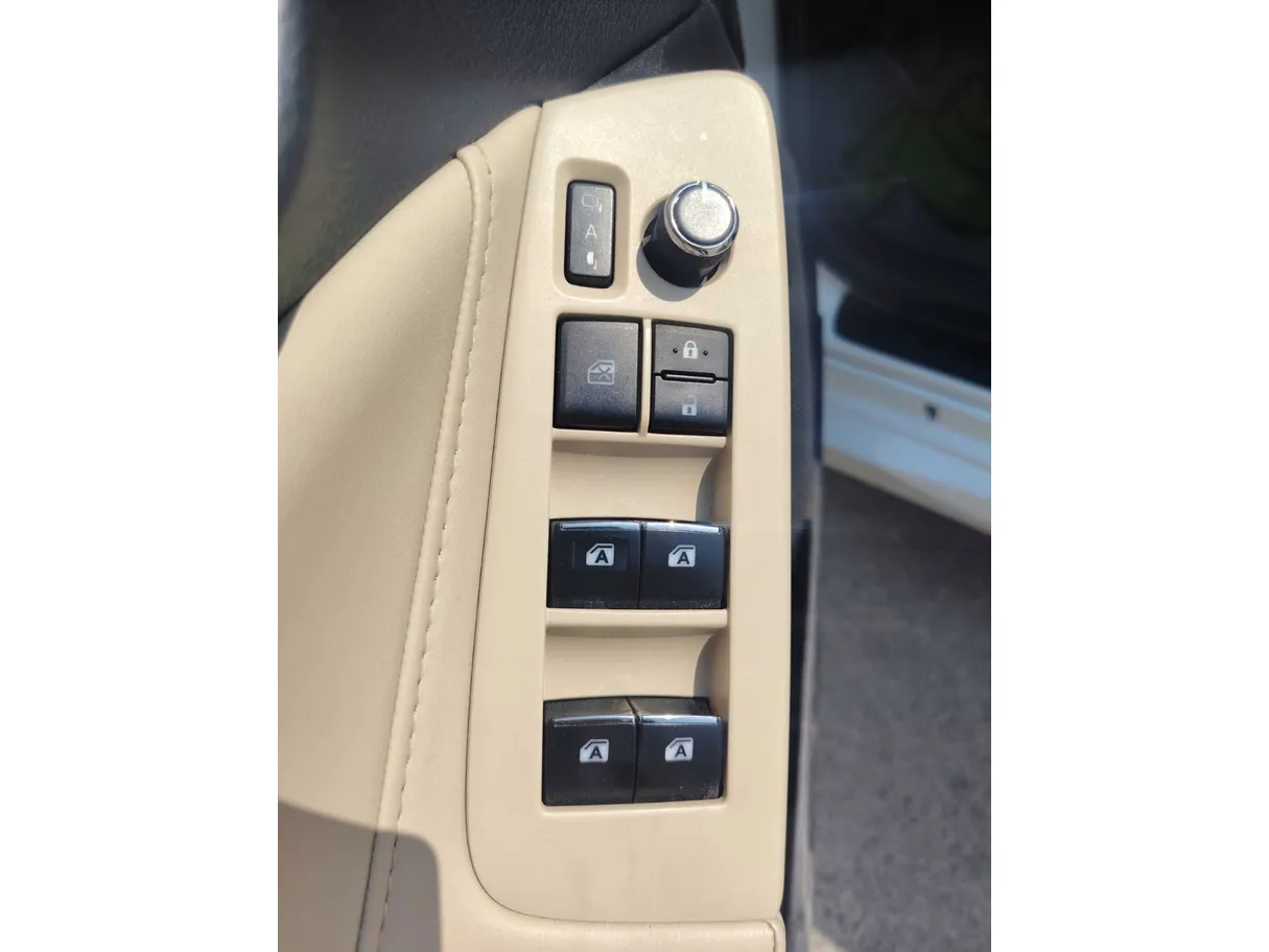 Car image 27