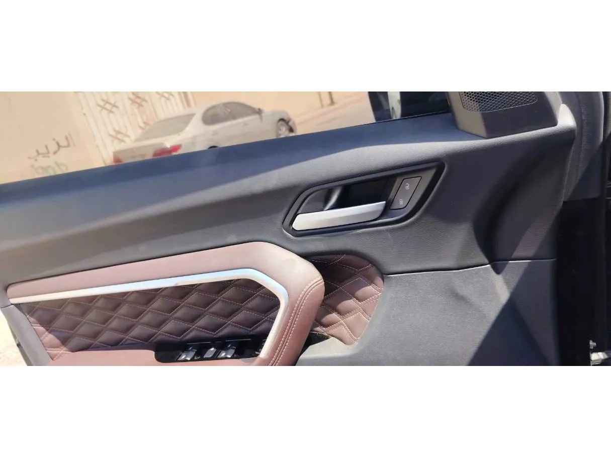 Car image 25