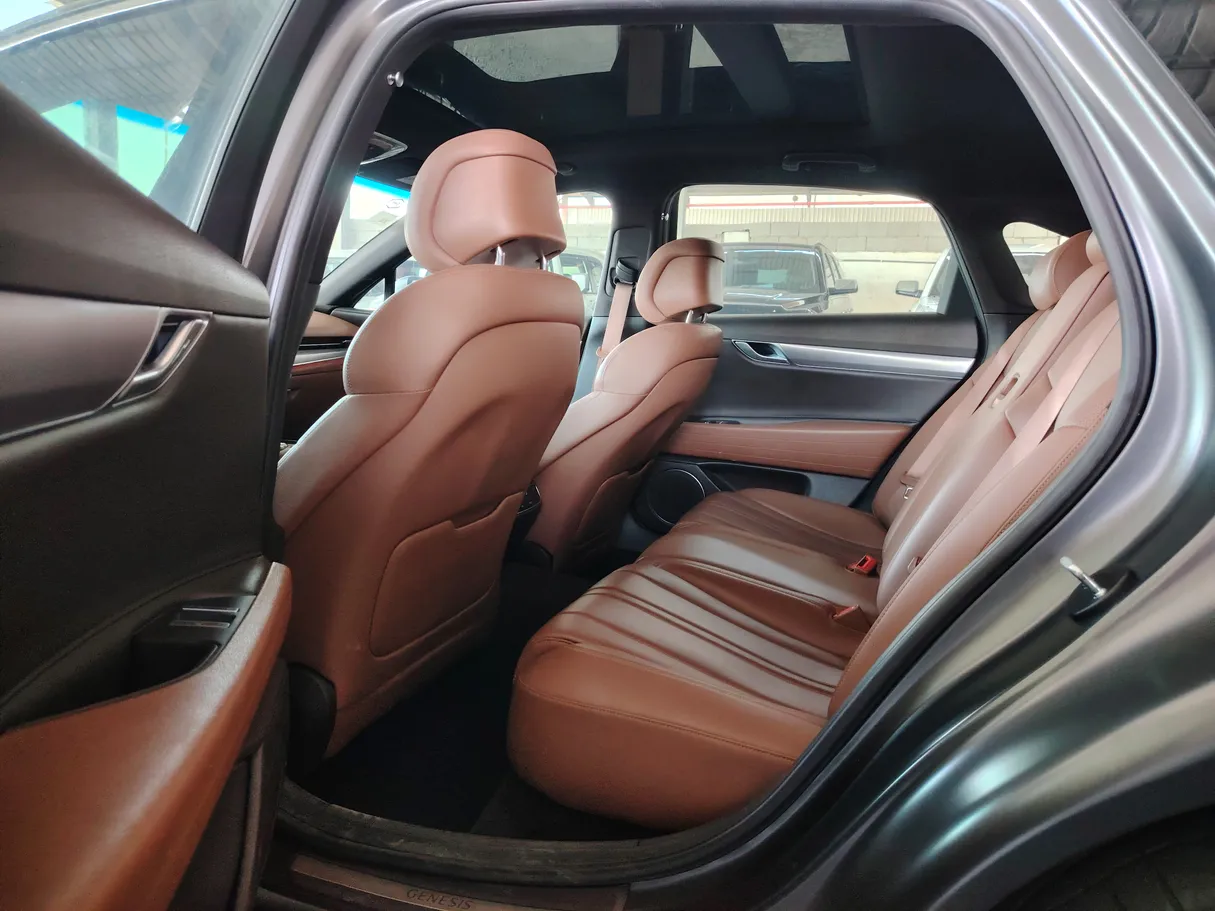 Car image 19