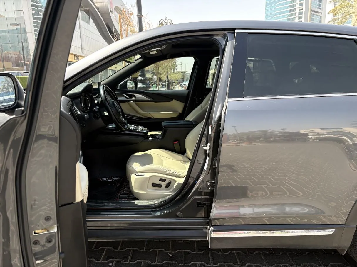 Car image 12
