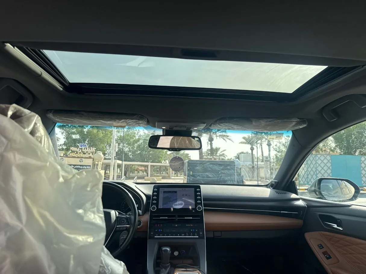 Car image 14