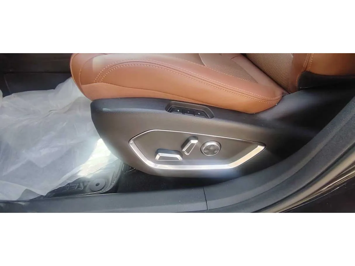 Car image 30