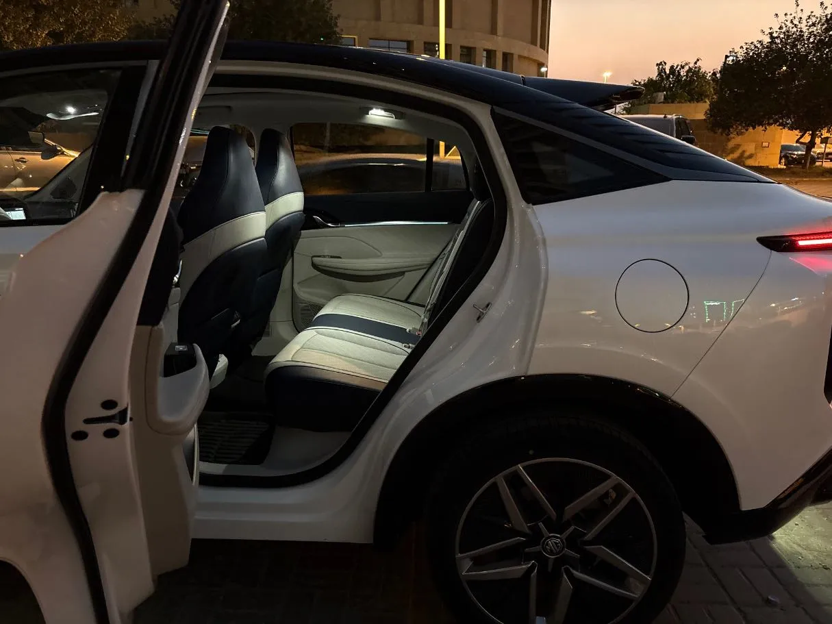 Car image 15