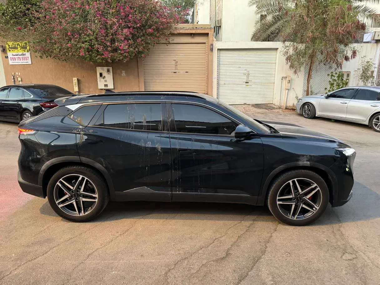 Car image 4