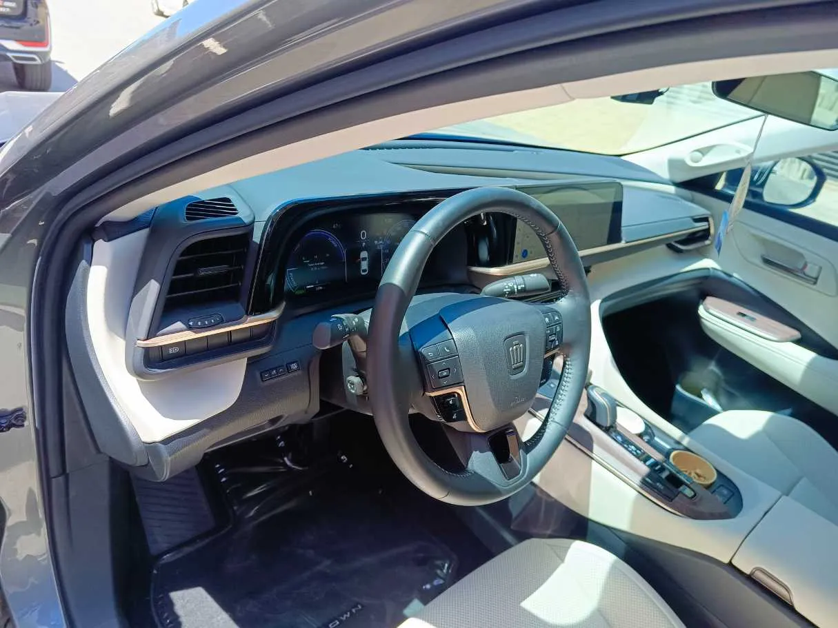 Car image 17