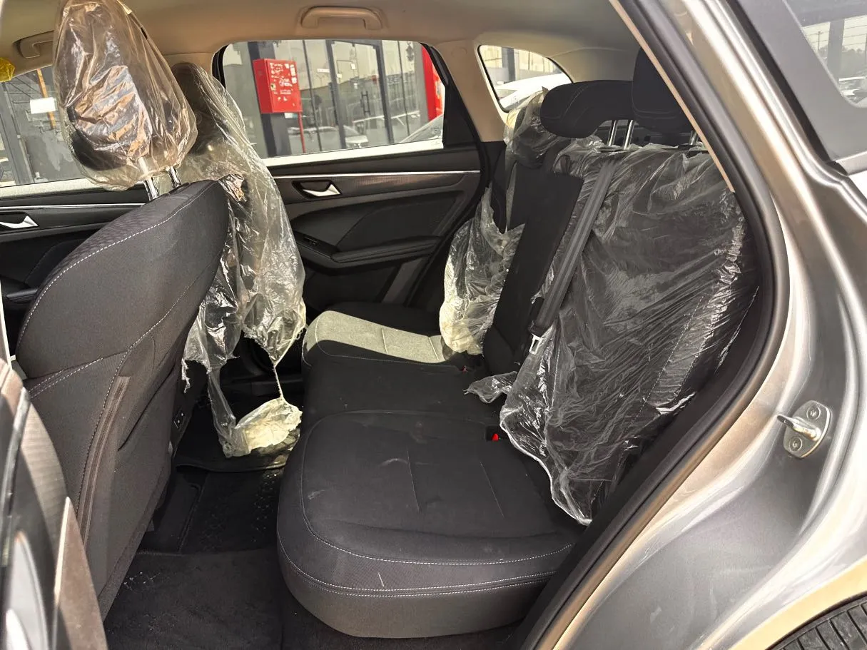 Car image 14