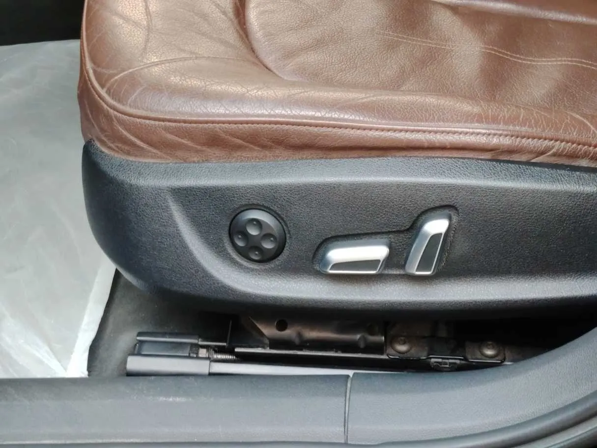 Car image 30