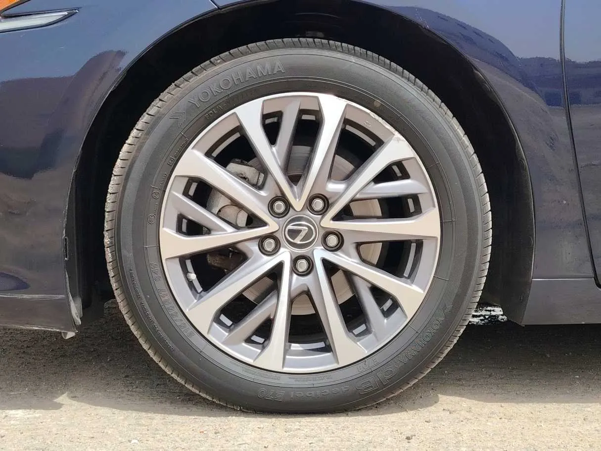 Car image 10