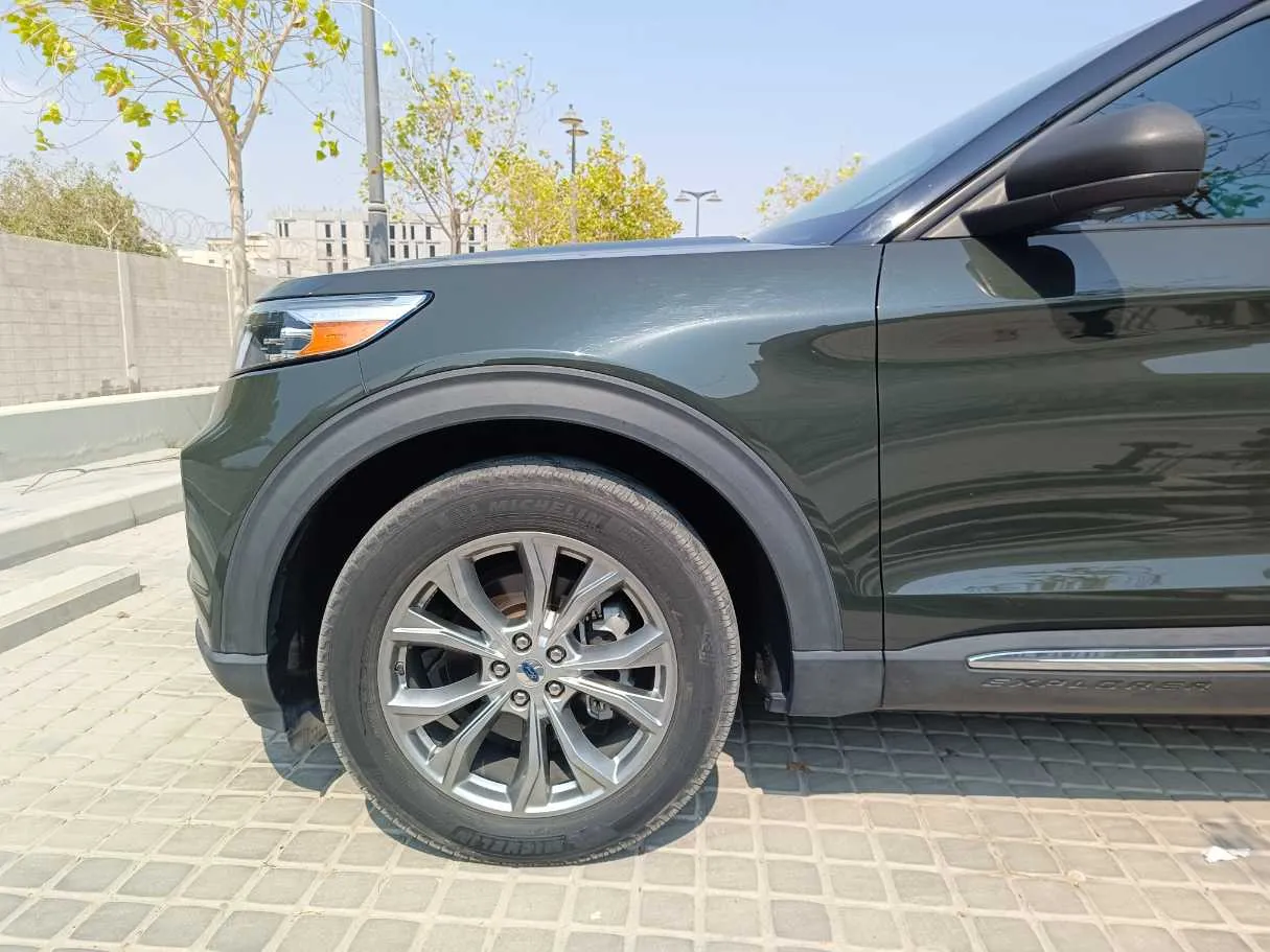 Car image 9