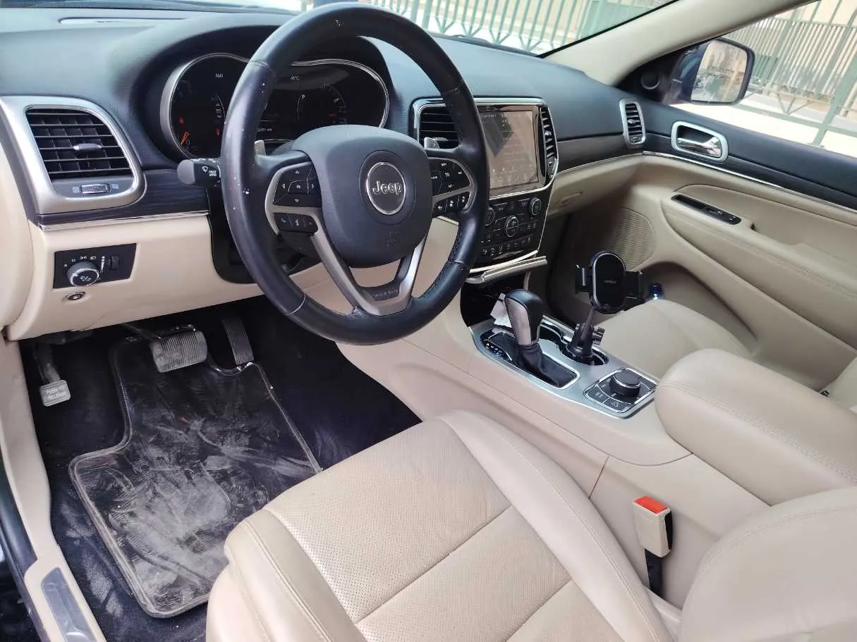Car image 12