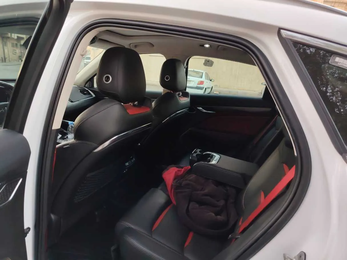Car image 14